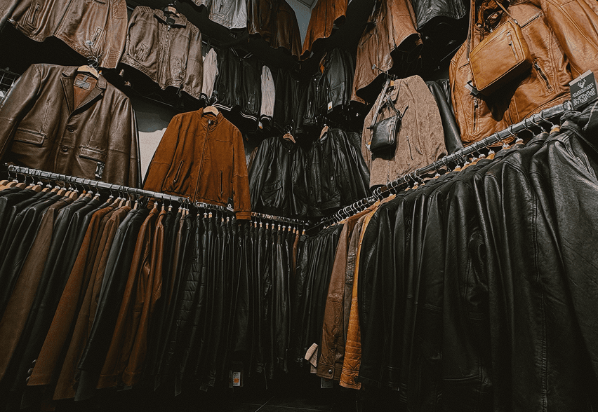 Bild av ett ställ med diverse läderjackor.
